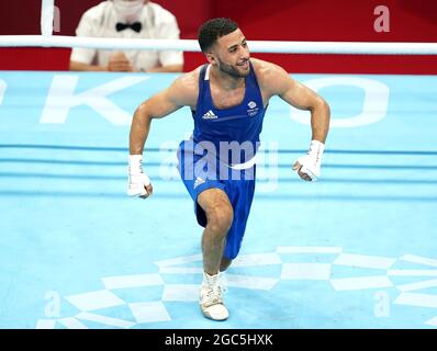 Galal Yafai della Gran Bretagna celebra la vittoria dell'oro contro Carlo Paalam di Filippine durante la finale di Men's Fly (48 kg) alla Kokugikan Arena il quindicesimo giorno dei Giochi Olimpici di Tokyo 2020 in Giappone. Data immagine: Sabato 7 agosto 2021. Foto Stock