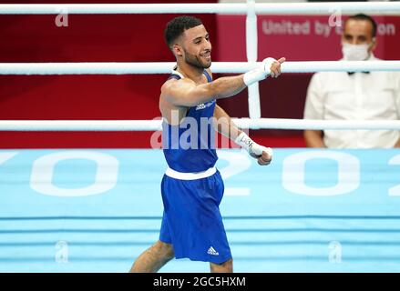 Galal Yafai della Gran Bretagna celebra la vittoria dell'oro contro Carlo Paalam di Filippine durante la finale di Men's Fly (48 kg) alla Kokugikan Arena il quindicesimo giorno dei Giochi Olimpici di Tokyo 2020 in Giappone. Data immagine: Sabato 7 agosto 2021. Foto Stock