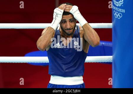Galal Yafai della Gran Bretagna celebra la vittoria dell'oro contro Carlo Paalam di Filippine durante la finale di Men's Fly (48 kg) alla Kokugikan Arena il quindicesimo giorno dei Giochi Olimpici di Tokyo 2020 in Giappone. Data immagine: Sabato 7 agosto 2021. Foto Stock