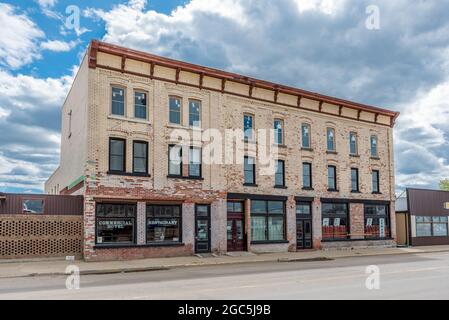 Maple Creek, SK- 24 maggio 2020: Il vecchio hotel commerciale nel centro di Maple Creek, SK Foto Stock