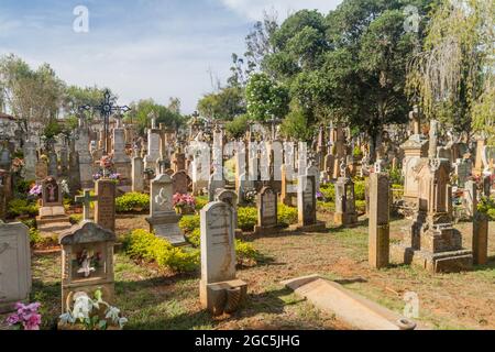 Barichara, COLOMBIA - 17 SETTEMBRE 2015: Cimitero con pietre tombali di arenaria nel villaggio di Barichara, Colombia Foto Stock