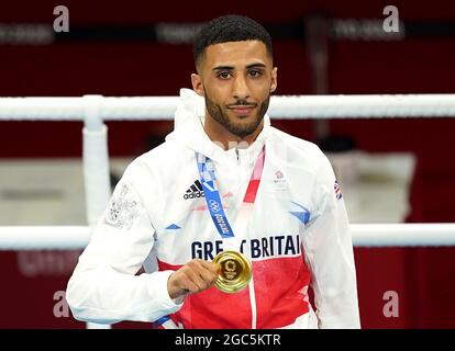 Galal Yafai della Gran Bretagna festeggia con la medaglia d'oro dopo la finale di Men's Fly (48 kg) alla Kokugikan Arena il quindicesimo giorno dei Giochi Olimpici di Tokyo 2020 in Giappone. Data immagine: Sabato 7 agosto 2021. Foto Stock