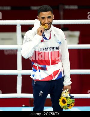Galal Yafai della Gran Bretagna festeggia con la medaglia d'oro dopo la finale di Men's Fly (48 kg) alla Kokugikan Arena il quindicesimo giorno dei Giochi Olimpici di Tokyo 2020 in Giappone. Data immagine: Sabato 7 agosto 2021. Foto Stock