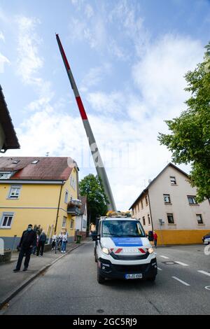 Lahr, Foresta Nera, 5 agosto 2021: Una pala del rotore (69 metri, 20 tonnellate) di una turbina eolica viene trasportata nel cantiere di Langenhard. Foto Stock
