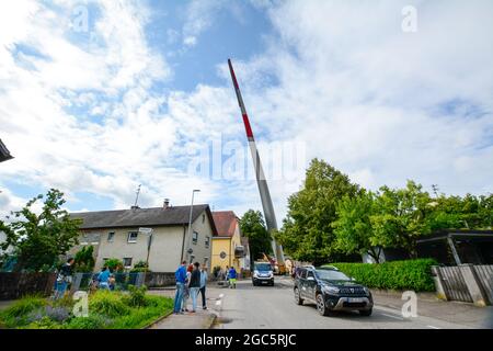 Lahr, Foresta Nera, 5 agosto 2021: Una pala del rotore (69 metri, 20 tonnellate) di una turbina eolica viene trasportata nel cantiere di Langenhard. Foto Stock