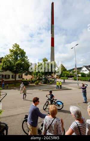 Lahr, Foresta Nera, 5 agosto 2021: Una pala del rotore (69 metri, 20 tonnellate) di una turbina eolica viene trasportata nel cantiere di Langenhard. Foto Stock