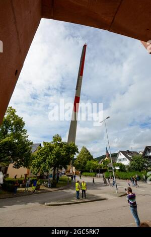 Lahr, Foresta Nera, 5 agosto 2021: Una pala del rotore (69 metri, 20 tonnellate) di una turbina eolica viene trasportata nel cantiere di Langenhard. Foto Stock