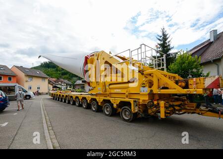 Lahr, Foresta Nera, 5 agosto 2021: Una pala del rotore (69 metri, 20 tonnellate) di una turbina eolica viene trasportata nel cantiere di Langenhard. Foto Stock