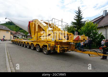 Lahr, Foresta Nera, 5 agosto 2021: Una pala del rotore (69 metri, 20 tonnellate) di una turbina eolica viene trasportata nel cantiere di Langenhard. Foto Stock