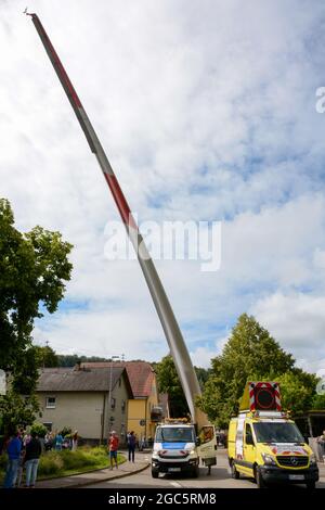 Lahr, Foresta Nera, 5 agosto 2021: Una pala del rotore (69 metri, 20 tonnellate) di una turbina eolica viene trasportata nel cantiere di Langenhard. Foto Stock