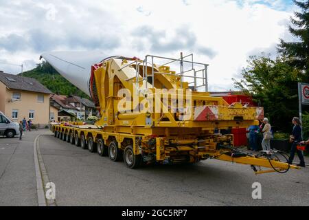 Lahr, Foresta Nera, 5 agosto 2021: Una pala del rotore (69 metri, 20 tonnellate) di una turbina eolica viene trasportata nel cantiere di Langenhard. Foto Stock