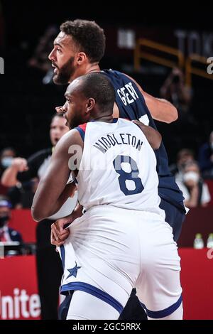 Saitama, Giappone. 7 agosto 2021. La francese Rudy Gobert (TOP) compete contro Khris Middleton degli Stati Uniti durante la finale maschile di basket tra gli Stati Uniti e la Francia ai Giochi Olimpici di Tokyo 2020 a Saitama, Giappone, 7 agosto 2021. Credit: Pan Yulong/Xinhua/Alamy Live News Foto Stock