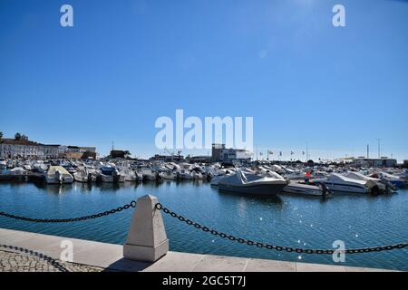 Marina e la città vecchia, Faro, Algarve, Portogallo Foto Stock