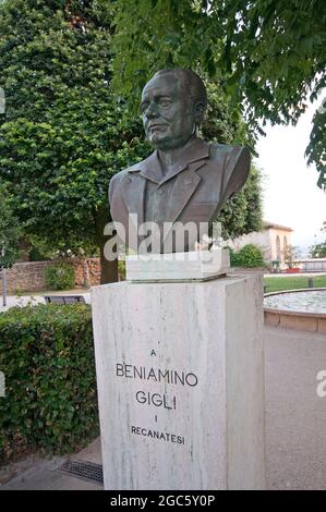 Busto di bronzo del famoso tenore italiano Beniamino Gigli (nato a Recanati nel 1890 e morto a Roma nel 1957), Recanati, Marche, Italia Foto Stock