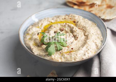 Baba ganoush, Ezme della cucina orientale, Levantina con lavasino ed erbe di melanzane al forno con pasta di sesamo Foto Stock