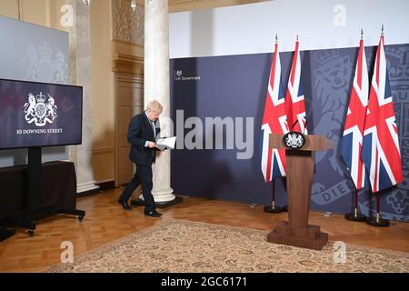 File foto datata 24/12/20 del primo Ministro Boris Johnson che arriva per un briefing con i media a Downing Street, Londra. Il governo ha speso più di £163,000 sulle bandiere dell'Unione in due anni come parte della sua spinta a rafforzare l'orgoglio del simbolo nazionale. I dati riportati dal Guardian hanno mostrato che la spesa era aumentata praticamente in ogni dipartimento di Whitehall da quando Boris Johnson divenne primo ministro. Data di emissione: Sabato 7 agosto 2021. Foto Stock