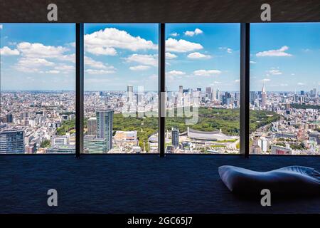 Tokyo, Giappone. 06 agosto 2021. Lo skyline di Tokyo e lo Stadio Nazionale di Yoyogi del 1964, progettato dall'architetto Kenzo Tange, visto dal tetto di Piazza Shibuya Scramble. Credit: SOPA Images Limited/Alamy Live News Foto Stock