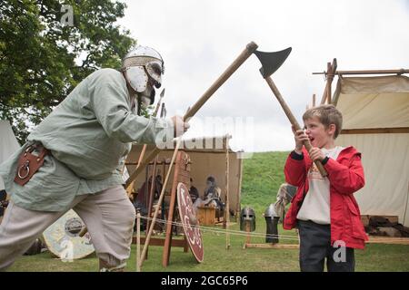 1 agosto 2021. Norfolk, Inghilterra. Soldati attraverso l'evento di età a Castle Rising, il primo evento pubblico al castello del 12 ° secolo da prima dello scoppio pandemico Covid. Eddie Logan (6 anni) di Ely, affronta viking Eanar, alias Paul Castle della con il gruppo Utlaegr Viking re-enactment. Foto Stock