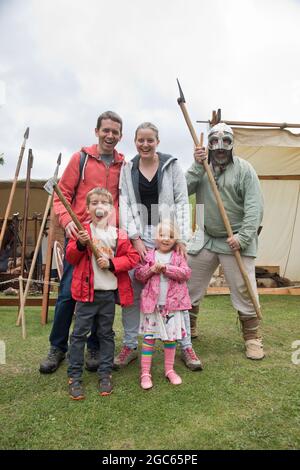 1 agosto 2021. Norfolk, Inghilterra. Soldati attraverso l'evento di età a Castle Rising, il primo evento pubblico al castello del 12 ° secolo da prima dello scoppio pandemico Covid. Eddie Logan (6 anni) di Ely, affronta viking Eanar, alias Paul Castle della con il gruppo Utlaegr Viking re-enactment. Unito dalla sua famiglia a in un grido vichingo. Foto Stock