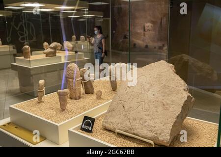 I reperti provenienti dagli scavi di Gobeklitepe sono esposti nel museo archeologico di Sanliurfa, in Turchia, il 28 maggio 2021. Foto Stock