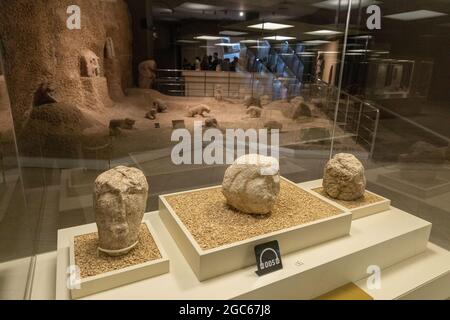 I reperti provenienti dagli scavi di Gobeklitepe sono esposti nel museo archeologico di Sanliurfa, in Turchia, il 28 maggio 2021. Foto Stock