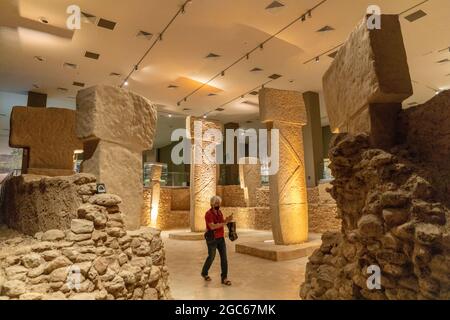 I reperti provenienti dagli scavi di Gobeklitepe sono esposti nel museo archeologico di Sanliurfa, in Turchia, il 28 maggio 2021. Foto Stock