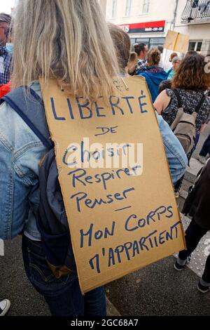 Covid protesta sanitaria contro la sanitaty pass e contro la vaccinazione obbligatoria. Laval (Loira, Francia). Luglio 2021. Foto Stock