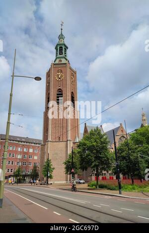 Alta torre della Grande Chiesa o Chiesa di San Giacomo nella città di l'Aia, Paesi Bassi Foto Stock