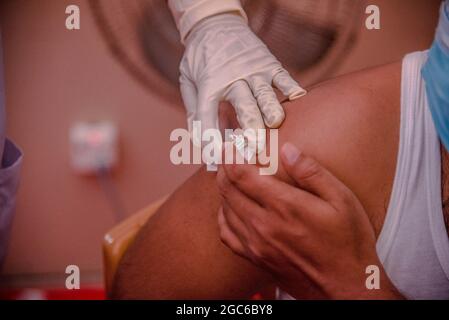 Barishal, Barishal, Bangladesh. 7 agosto 2021. Un uomo attende nell'area di osservazione dopo essere stato inoculato con il vaccino del coronavirus Moderna Covid-19 durante un campo di vaccinazione di massa a Barishal City in Bangladesh il 7 agosto 2021. (Credit Image: © Mustasinur Rahman Alvi/ZUMA Press Wire) Credit: ZUMA Press, Inc./Alamy Live News Foto Stock