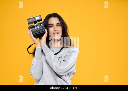 allegra fotografa donna con fotocamera in studio di stile di vita professionale mani Foto Stock