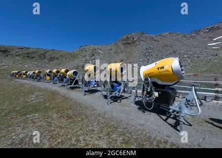 Cannoni da neve, capanna Madriccio, Alto Adige, Italia Foto Stock