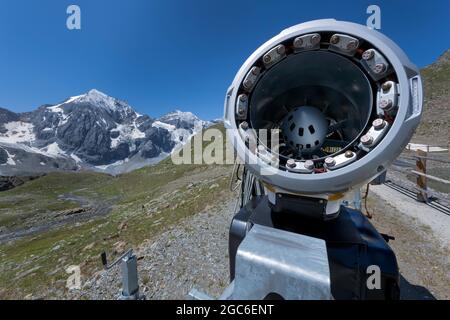 Cannoni da neve, capanna Madriccio, Alto Adige, Italia Foto Stock