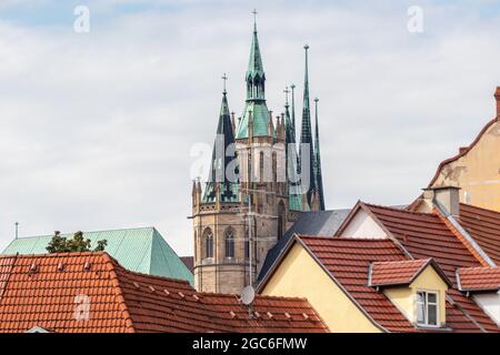 Vista sui tetti rossi fino alle torri della cattedrale di Erfurt, turingia Foto Stock