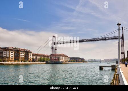 10/05/2021, Portugalete, Biscay, Paesi Baschi, Spagna, Vista del ponte sospeso sul fiume Nervion. Foto Stock