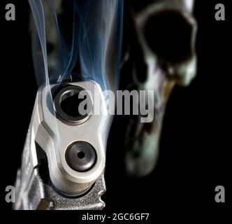 Rendering 3D di una pistola fantasma con un cranio fuori fuoco dietro su nero con una pistola fumatrice da vicino Foto Stock