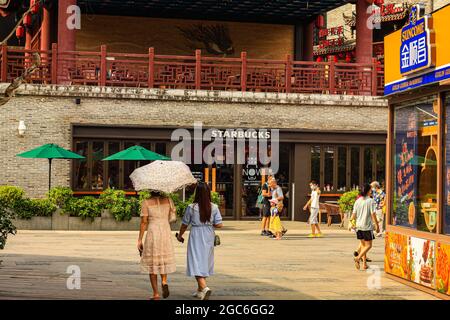 Yangshuo, Cina. 25 luglio 2021. La gente passa davanti a una caffetteria Starbucks a Yangshuo. (Credit Image: © Thibaud Mougin/SOPA Images via ZUMA Press Wire) Foto Stock