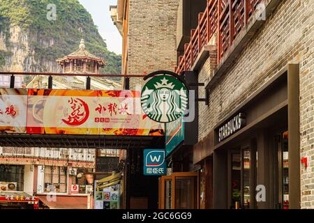 Yangshuo, Cina. 25 luglio 2021. Catena multinazionale americana di caffetterie, Starbucks visto a Yangshuo. (Credit Image: © Thibaud Mougin/SOPA Images via ZUMA Press Wire) Foto Stock