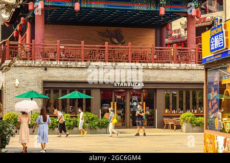 Yangshuo, Cina. 25 luglio 2021. La gente passa davanti a una caffetteria Starbucks a Yangshuo. (Credit Image: © Thibaud Mougin/SOPA Images via ZUMA Press Wire) Foto Stock