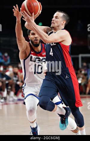 Tokyo, Giappone. 07 agosto 2021. La guardia di punta francese Thomas Heurtel n. 4, è bloccata dal piccolo forward statunitense Jayson Tatum n. 10, durante le finali di pallacanestro maschile ai Giochi Olimpici di Tokyo, Giappone, sabato 7 agosto 2021. Gli Stati Uniti hanno battuto la Francia 87-82, per vincere l'oro. Foto di Richard Ellis/UPI Credit: UPI/Alamy Live News Foto Stock