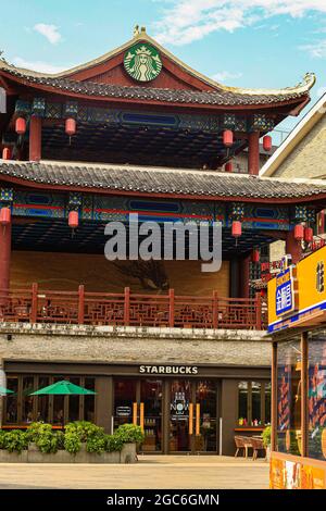 Yangshuo, Cina. 25 luglio 2021. Catena multinazionale americana di caffetterie, Starbucks visto a Yangshuo. (Credit Image: © Thibaud Mougin/SOPA Images via ZUMA Press Wire) Foto Stock