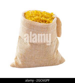Grani di bulgur sono nel sacco. Grani di bulgaro isolati su sfondo bianco. Foto Stock