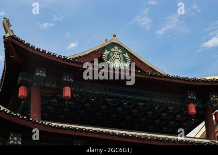 Yangshuo, Cina. 25 luglio 2021. Catena multinazionale americana di caffetterie, Starbucks visto a Yangshuo. (Credit Image: © Thibaud Mougin/SOPA Images via ZUMA Press Wire) Foto Stock