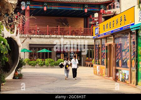 Yangshuo, Cina. 25 luglio 2021. Catena multinazionale americana di caffetterie, Starbucks visto a Yangshuo. (Foto di Thibaud Mougin/SOPA Images/Sipa USA) Credit: Sipa USA/Alamy Live News Foto Stock