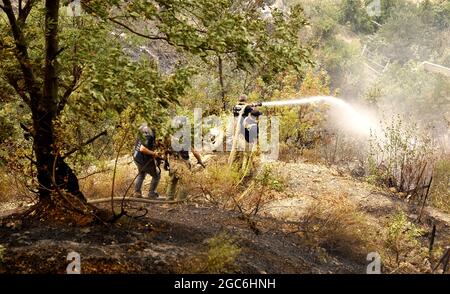 Milas, Turchia. 07 agosto 2021. IMM (Istanbul Metropolitan Municipality) squadre di lavoro che per gli incendi boschivi iniziati nel distretto di Manavgat di Antalya e intorno ai distretti di Marmaris e Bodrum di Mugla, continua il sesto giorno. Il team İBB lavora nella regione in condizioni difficili con 273 persone, 44 veicoli e attrezzature. Un team di 8 persone, tra cui 6 veterinari, è nella regione per salvare i nostri cari amici in vita e per curare i feriti. Il team Mugla Bodrum di IMM è intervenuto anche ieri negli incendi intorno alla centrale termica di Kemerkoy e il lavoro continua Foto Stock