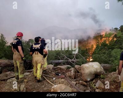 Milas, Turchia. 07 agosto 2021. IMM (Istanbul Metropolitan Municipality) squadre di lavoro che per gli incendi boschivi iniziati nel distretto di Manavgat di Antalya e intorno ai distretti di Marmaris e Bodrum di Mugla, continua il sesto giorno. Il team İBB lavora nella regione in condizioni difficili con 273 persone, 44 veicoli e attrezzature. Un team di 8 persone, tra cui 6 veterinari, è nella regione per salvare i nostri cari amici in vita e per curare i feriti. Il team Mugla Bodrum di IMM è intervenuto anche ieri negli incendi intorno alla centrale termica di Kemerkoy e il lavoro continua Foto Stock