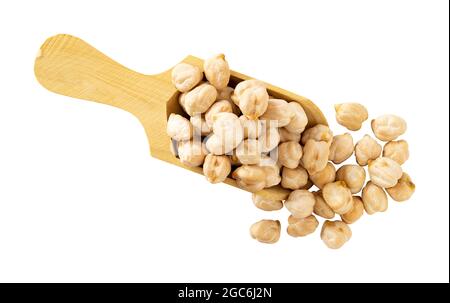 Grani organici di ceci non cotti in cucchiaio di legno. Ceci secchi isolati su sfondo bianco. Vista dall'alto Foto Stock