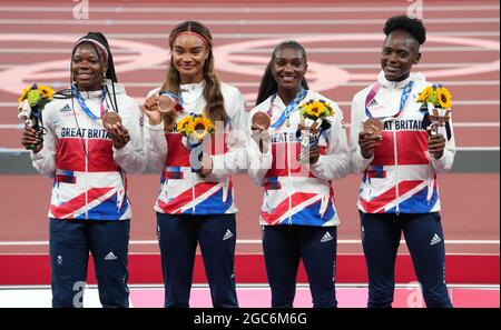 Da sinistra a destra, Asha Philip, Imani-Lara Lantisiquot, Dina Asher-Smith e Daryll Neita in Gran Bretagna sul podio con le loro medaglie di bronzo per la finale femminile di relè da 4 x 100 m allo Stadio Olimpico il quindicesimo giorno dei Giochi Olimpici di Tokyo 2020 in Giappone. Data immagine: Sabato 7 agosto 2021. Foto Stock