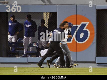 Los Angeles, Stati Uniti. 07 agosto 2021. Un fan è scortato fuori dal campo durante il 10 ° inning della partita dei Los Angeles Dodgers contro i Los Angeles Angels al Dodger Stadium a Los Angeles venerdì 6 agosto 2021. Foto di Jim Ruymen/UPI Credit: UPI/Alamy Live News Foto Stock