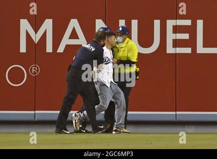 Los Angeles, Stati Uniti. 07 agosto 2021. Un fan è scortato fuori dal campo durante il 10 ° inning della partita dei Los Angeles Dodgers contro i Los Angeles Angels al Dodger Stadium a Los Angeles venerdì 6 agosto 2021. Foto di Jim Ruymen/UPI Credit: UPI/Alamy Live News Foto Stock