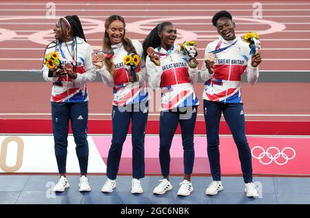 Da sinistra a destra, Asha Philip, Imani-Lara Lantisiquot, Dina Asher-Smith e Daryll Neita in Gran Bretagna sul podio con le loro medaglie di bronzo per la finale femminile di relè da 4 x 100 m allo Stadio Olimpico il quindicesimo giorno dei Giochi Olimpici di Tokyo 2020 in Giappone. Data immagine: Sabato 7 agosto 2021. Foto Stock